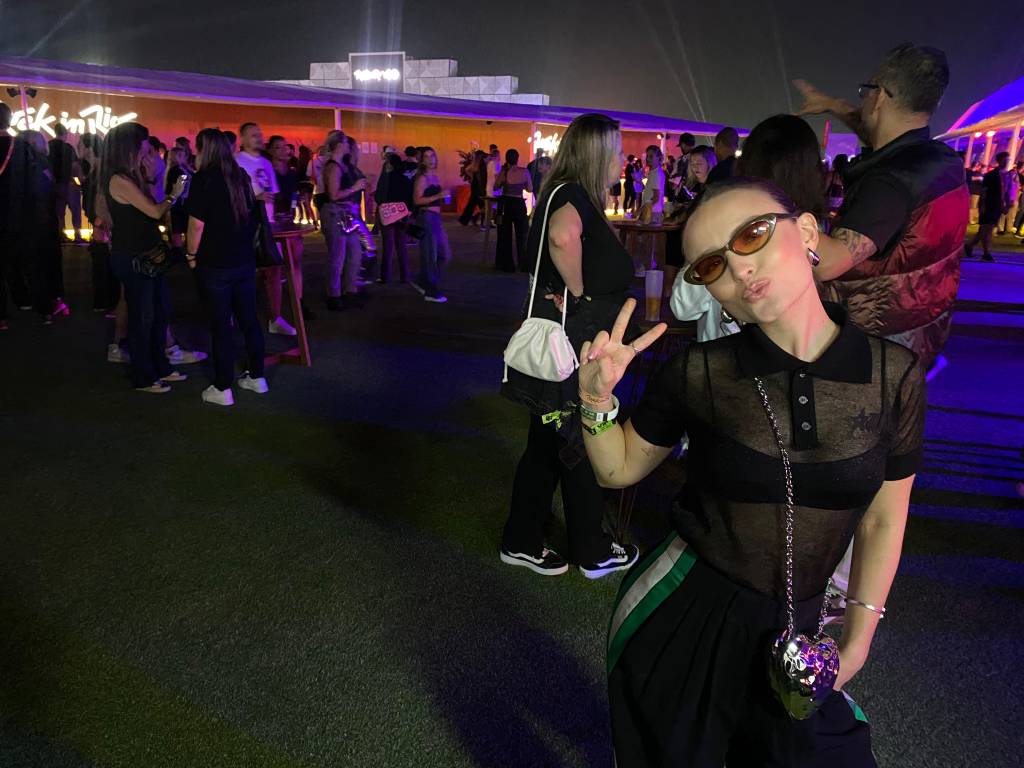 Larissa Manoela dispensa bufê e encara fila do hambúrguer na área VIP