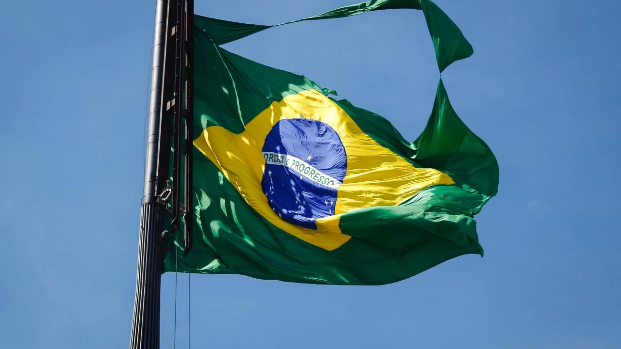 Bandeira do Brasil rasgada.