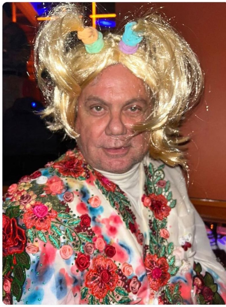 Abusando do paetê, Milton Cunha rouba a cena na cobertura do Rock in Rio