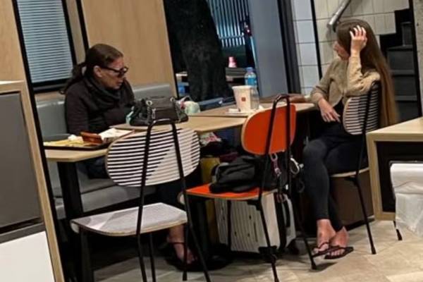 Lembra da mãe e filha que ‘moraram’ no McDonald’s? Foram despejadas