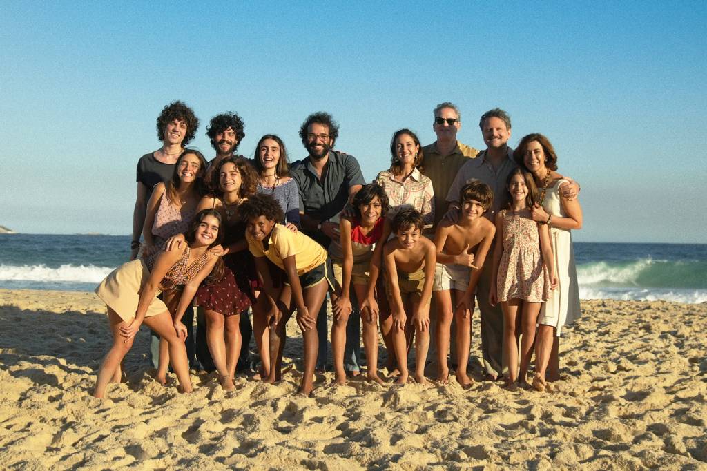 AEA-FAMILIA-AMIGOS.JPG O elenco na Praia do Leblon: várias cenas foram rodadas no bairro, onde a família viveu nos anos 1970
