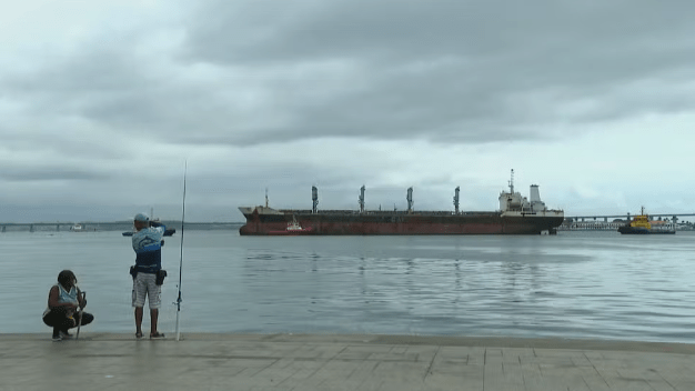 Por que navio que bateu na Ponte Rio-Niterói em 2022 só saiu agora da baía