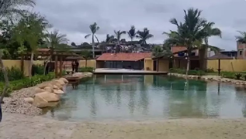 Uma das casas, em Parada de Lucas, conta com um espaço amplo e piscina, academia e um lago artificial