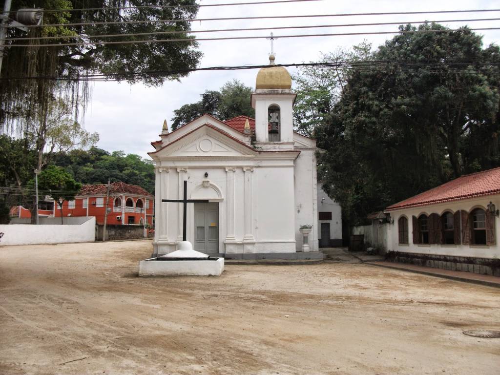saoroque Capela branca com uma cruz à frente