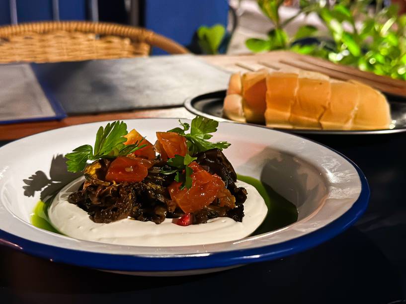 Escabeche de Berinjela e Abobrinha com Coalhada Seca Escabeche de Berinjela e Abobrinha com Coalhada Seca