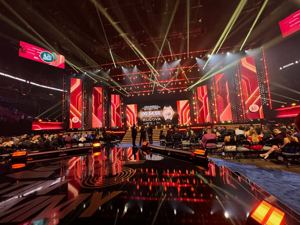 Anitta brilha no Grammy Latino, em Miami, e faz homenagem a Sérgio Mendes