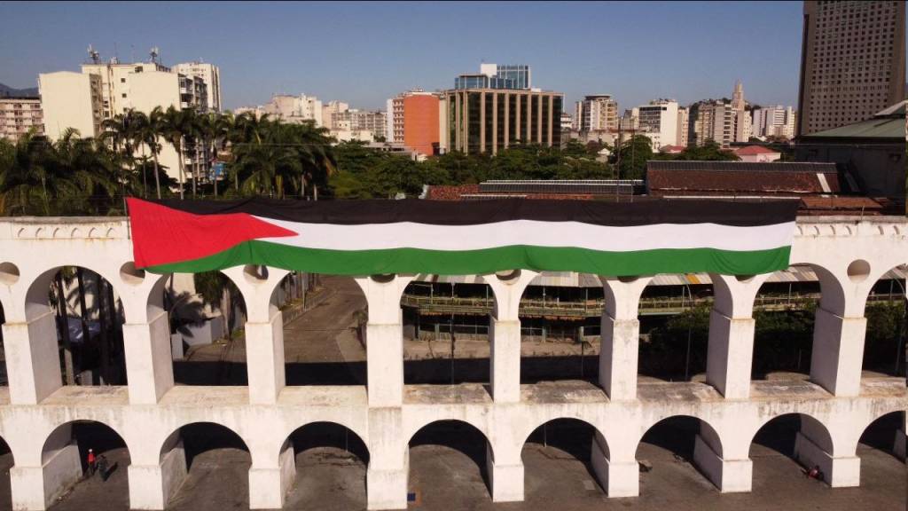 Arcos da Lapa amanhecem com bandeira gigante da Palestina