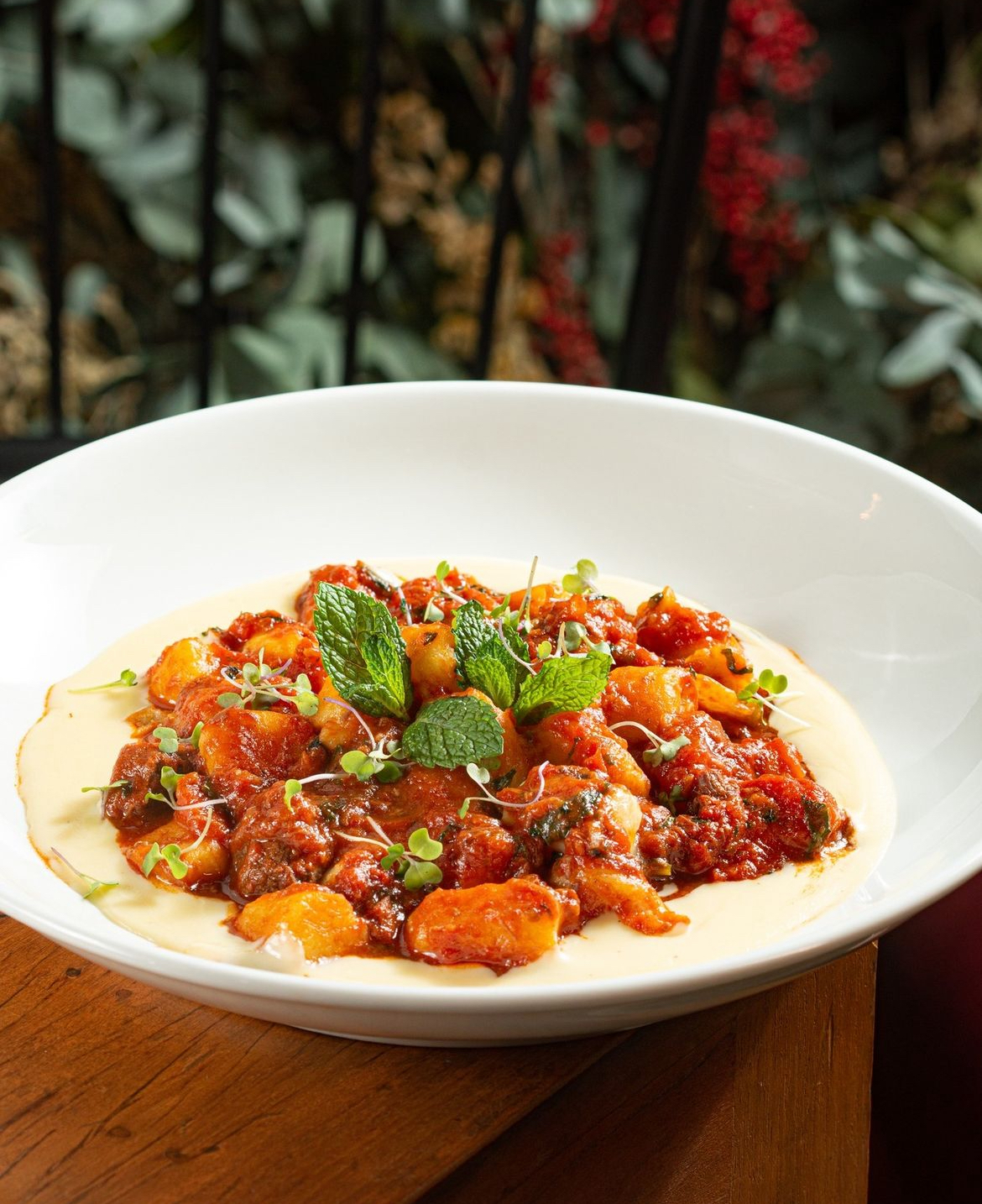 Olivo: nhoque de batata baroa com ragu de cordeiro na serra