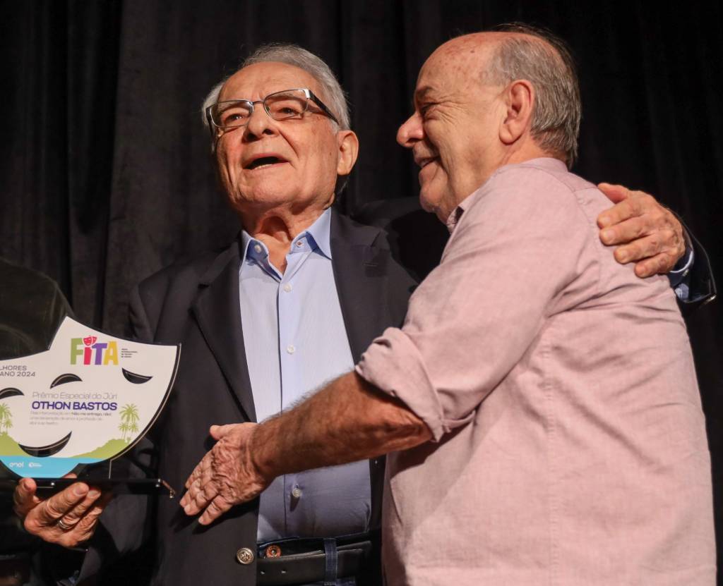 Prêmio FITA festeja o teatro com homenagem a Othon Bastos. Veja fotos!