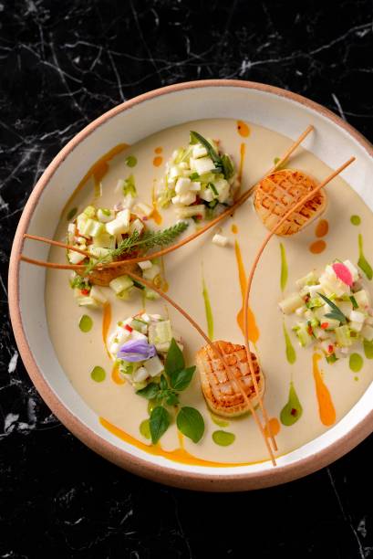 Clássico creme de cebola e leite de coco com vieiras gratinadas e tartar de palmito pupunha Clássico creme de cebola e leite de coco com vieiras gratinadas e tartar de palmito pupunha