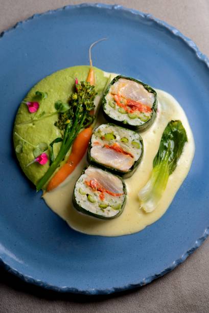 Duo de Peixe <span>envolto em folha de couve, molho mornay e purê de ervilhas</span> Duo de Peixe <span>envolto em folha de couve, molho mornay e purê de ervilhas</span>