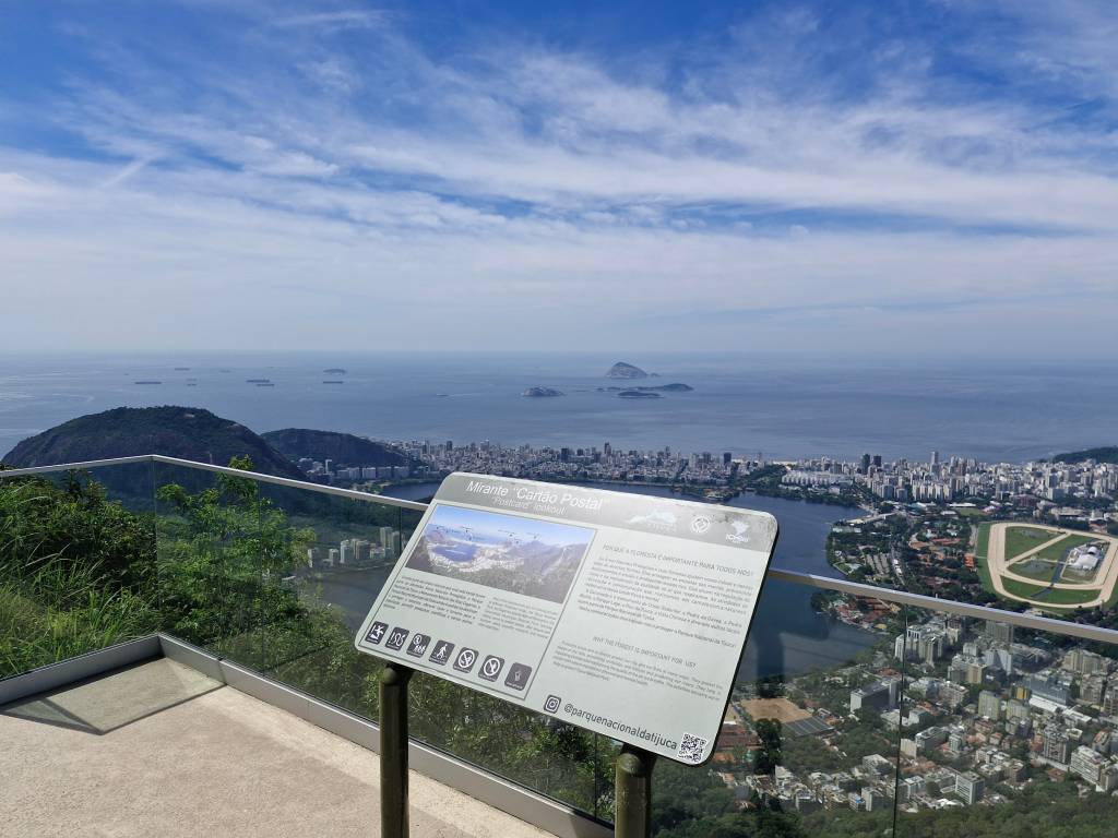 Acidente no Corcovado: pedestal cai e fere turista chileno