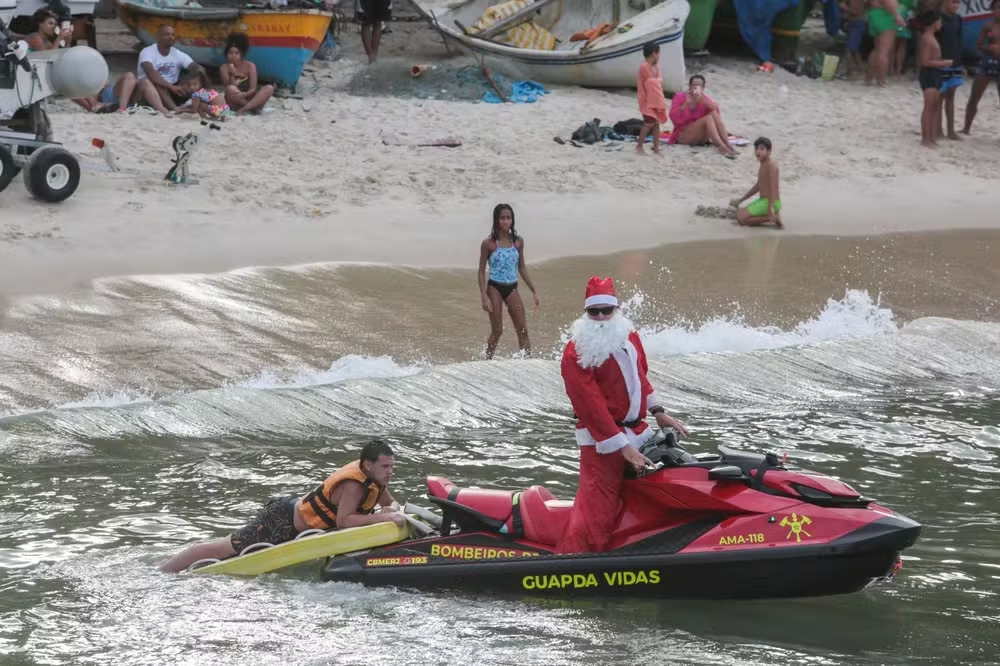 Só no Rio: Papai Noel dos Bombeiros salva banhistas de afogamento
