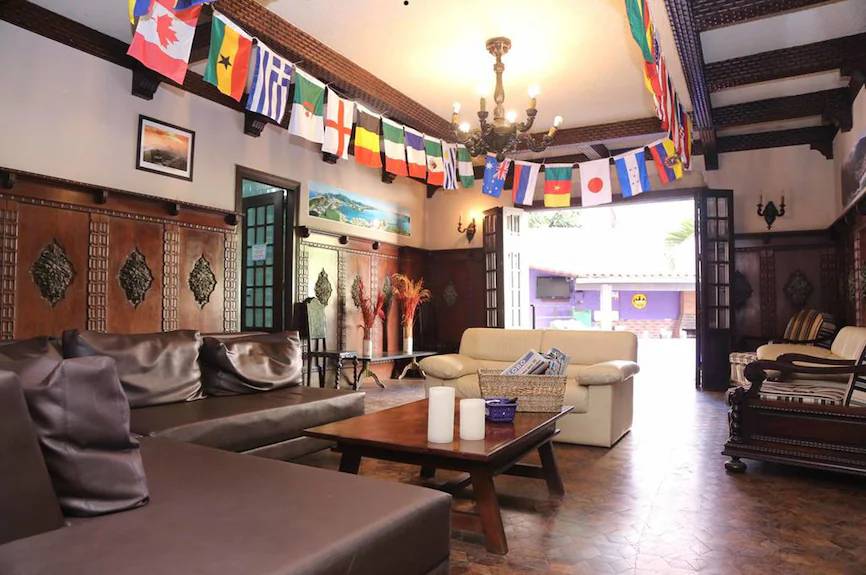 Hostel em Copacabana cria projeto pra ensinar português a estrangeiros