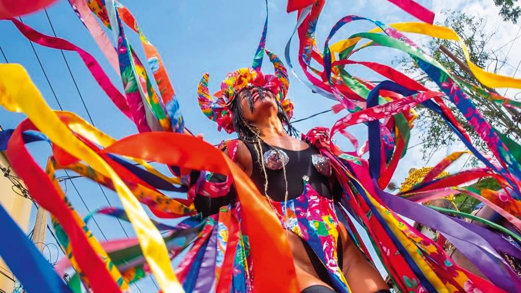 Shows de verão de escolas de samba e ensaios de blocos agitam pré-Carnaval