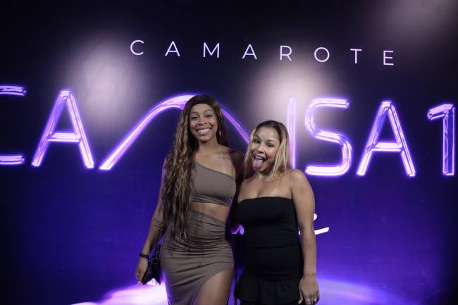 Flávia Saraiva e Lorrane Oliveira As ginastas Lorrane Oliveira e Flávia Saraiva no lançamento do Camarote Camisa 10