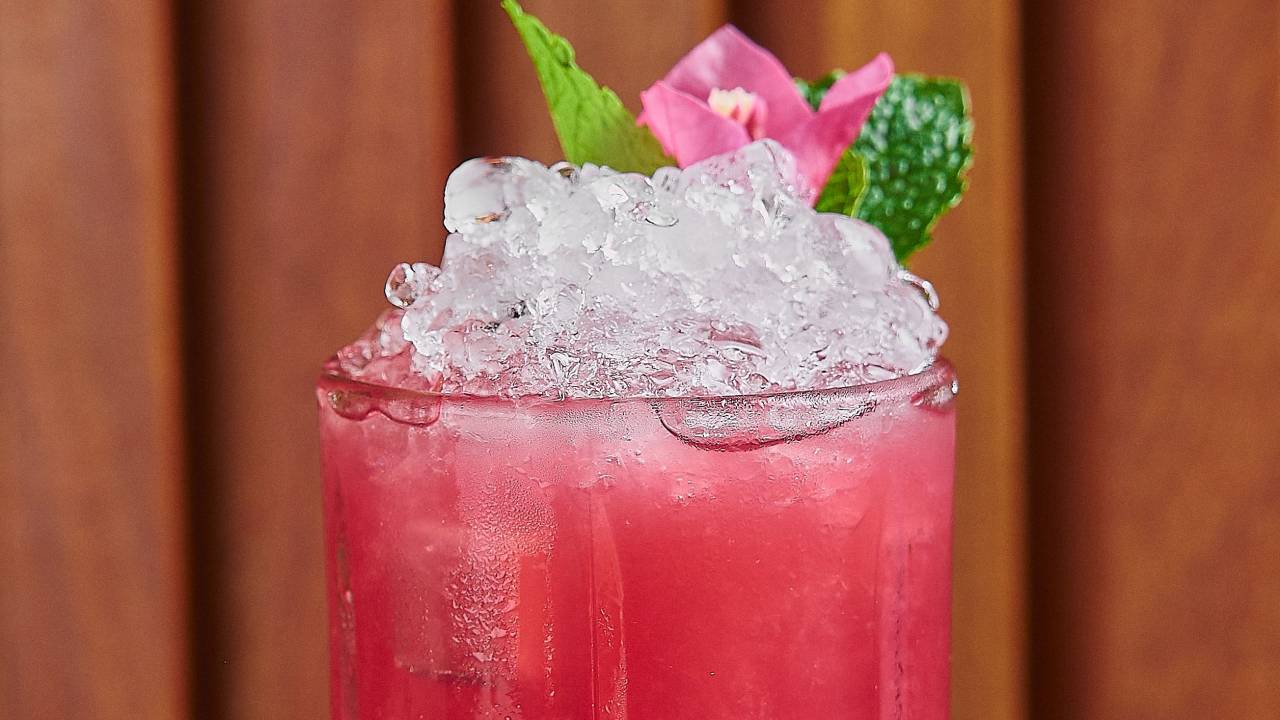 Jappa: morango com hibisco e pimenta rosa no drinque mania de você