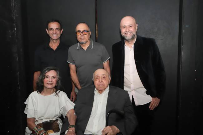 A família Mendonça: Rodrigo, João Paulo, Mauro Mendonça Filho com Mauro Medonça e Rosamaria Murtinho