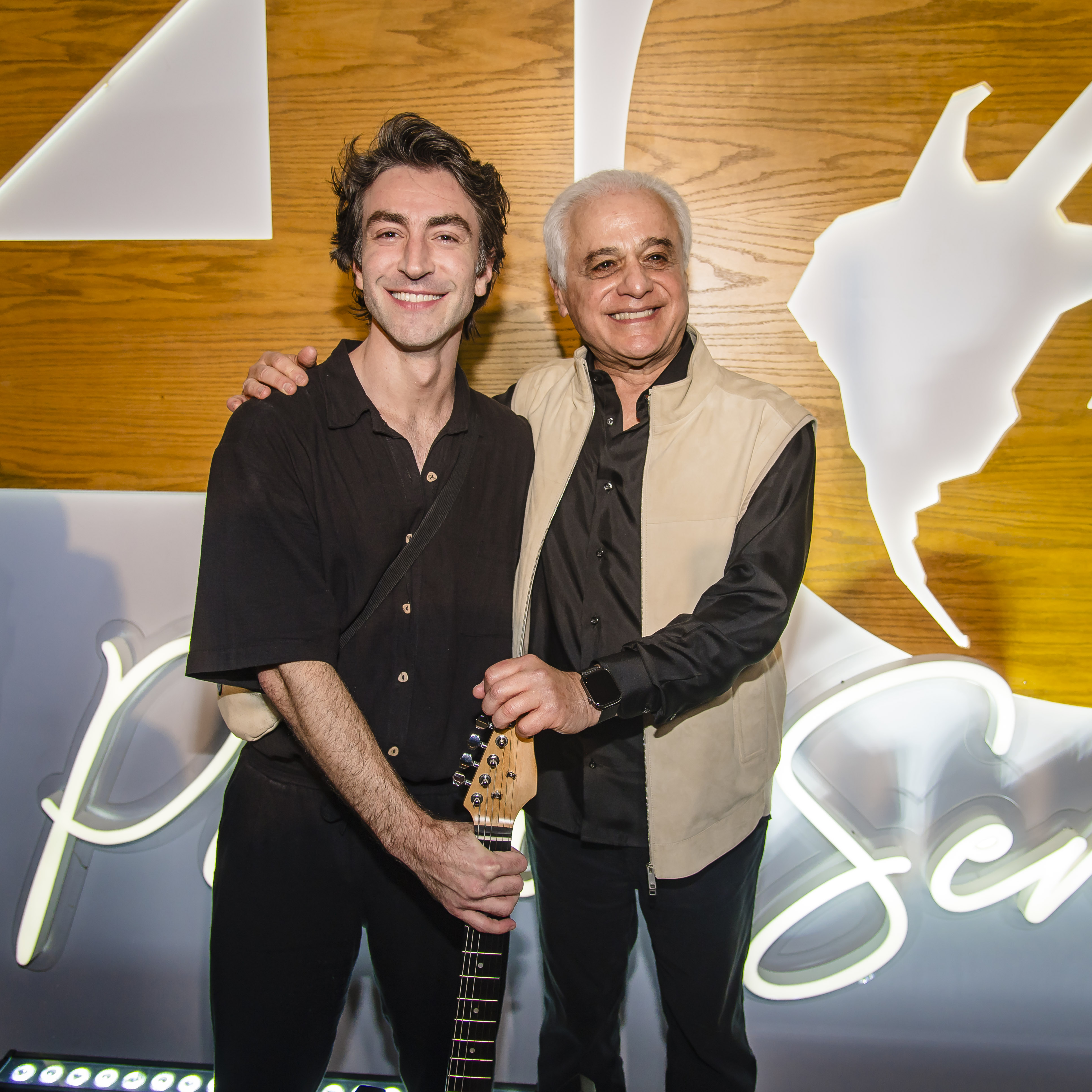 “RIR, o musical”: Roberto Medina ganha guitarra