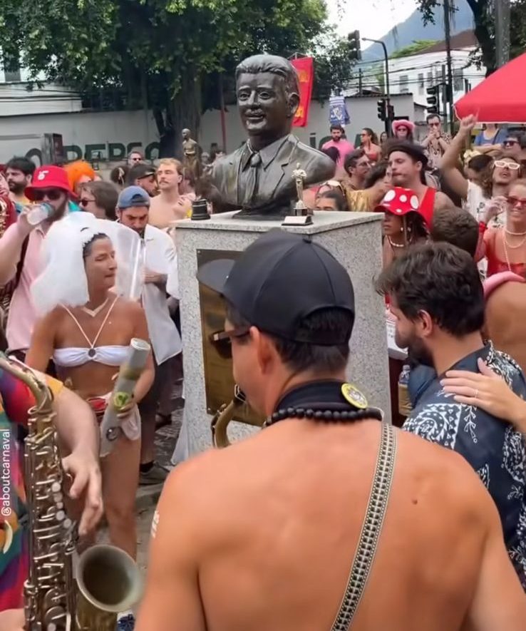 bloco em homenagem a fernanda torres estátua rubens paiva estátua-rubens-paiva-bloco-fernanda-torres