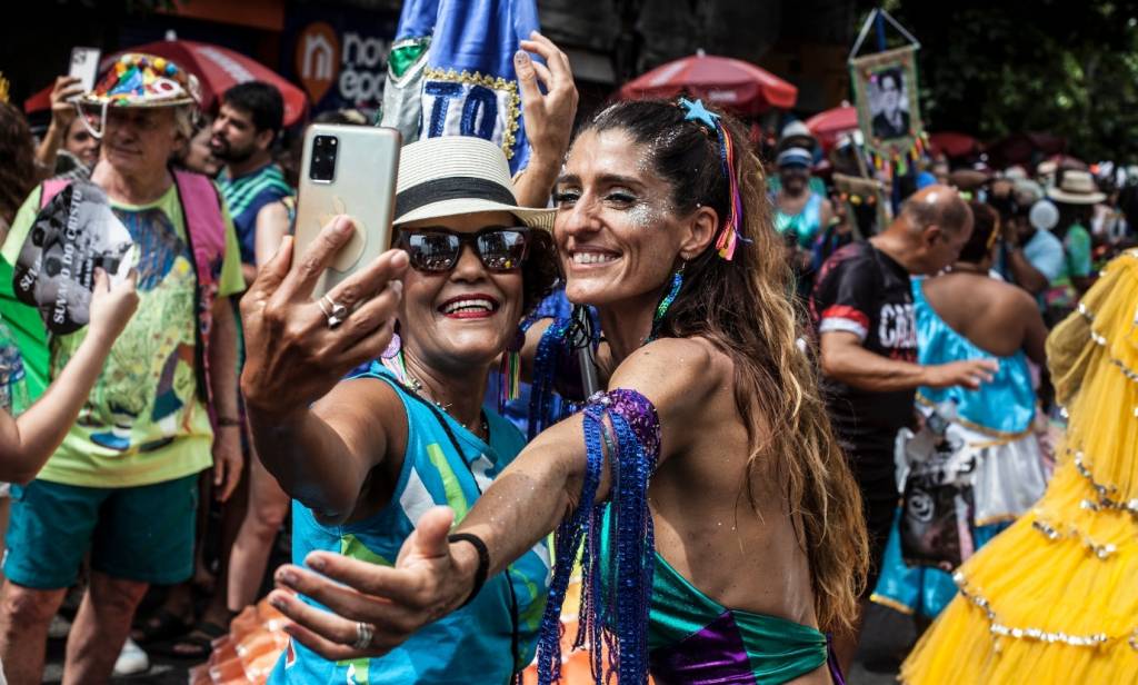 Folia sem dor de cabeça! Dicas para evitar o furto de celular no carnaval