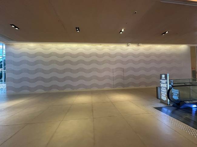 Nesse tapume no Village Mall vai abrir uma Hermès, em novembro