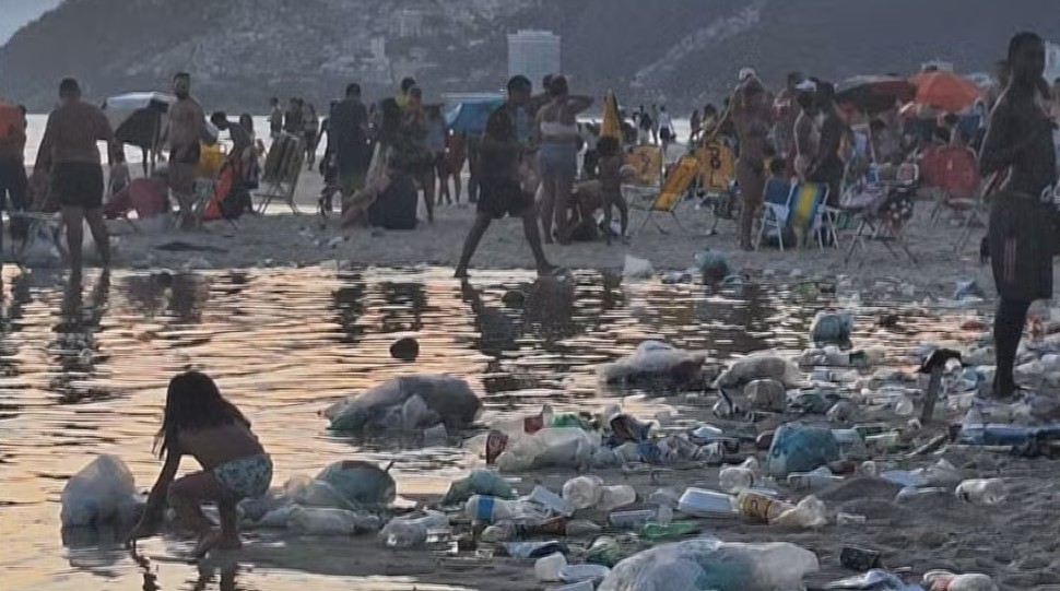 Lixo em Ipanema: Comlurb investiga se banhistas sujaram areia de propósito