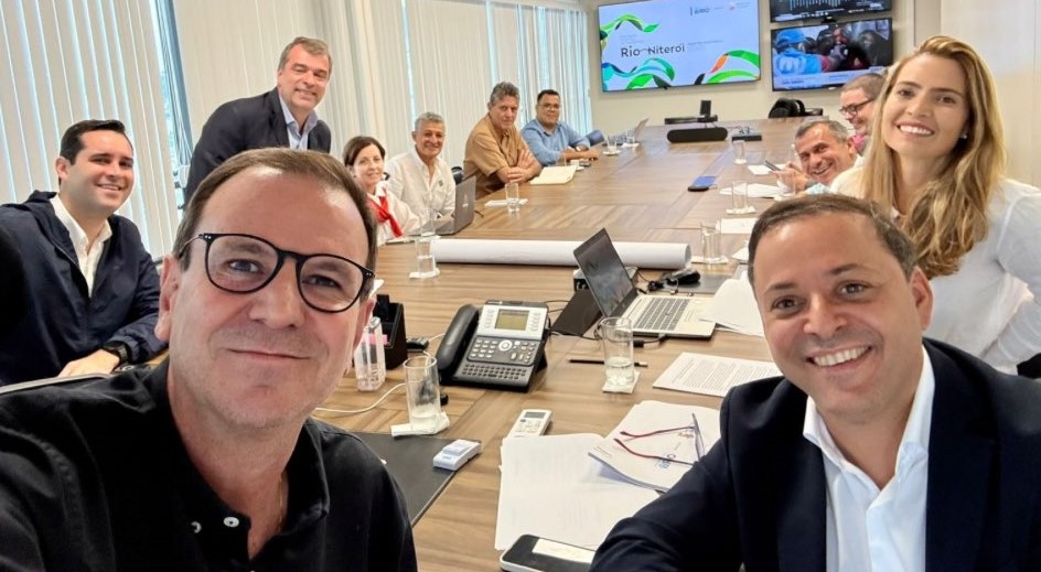 Os cinco em primeiro plano: Eduardo Paes e Rodrigo Neves (à frente), Eduardo Cavaliere, vice-prefeito do Rio, e Guilherme Schleder, secretário de Esporte (atrás de Paes), e Isabel Swan, vice-prefeita de Niterói