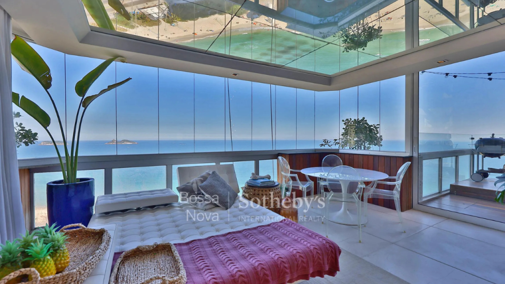 Deborah Secco coloca apartamento na Barra à venda por 9 milhões; veja fotos