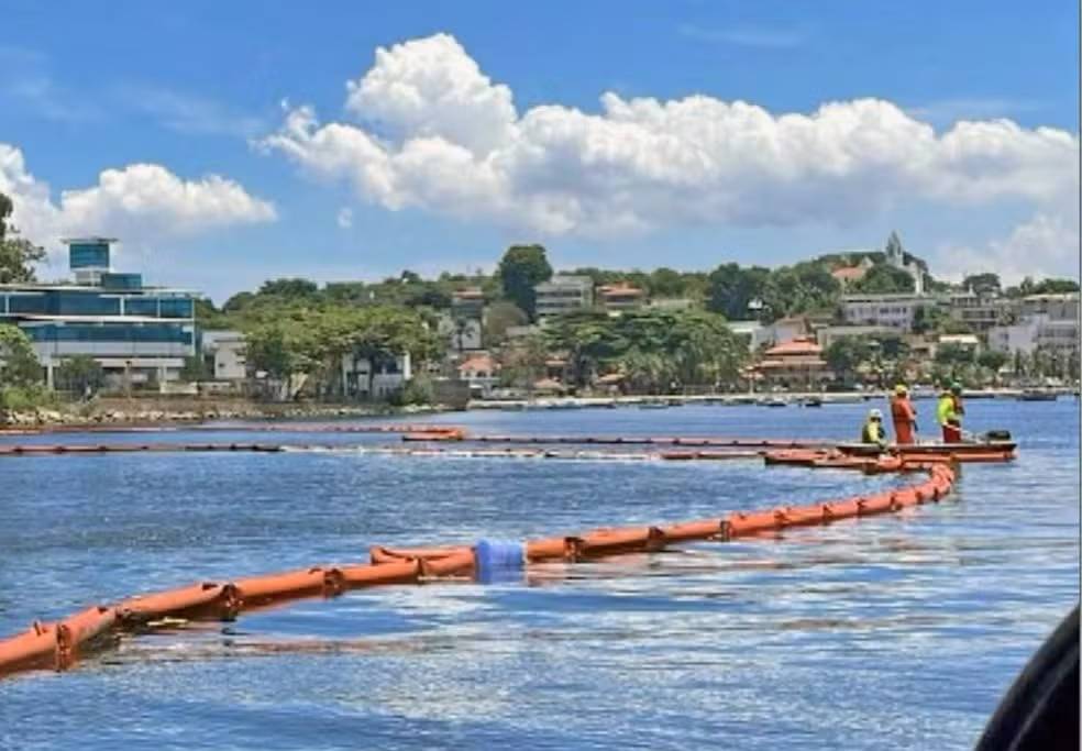 Após incêndio em fábrica na Ilha do Governador, Inea encontra óleo na baía