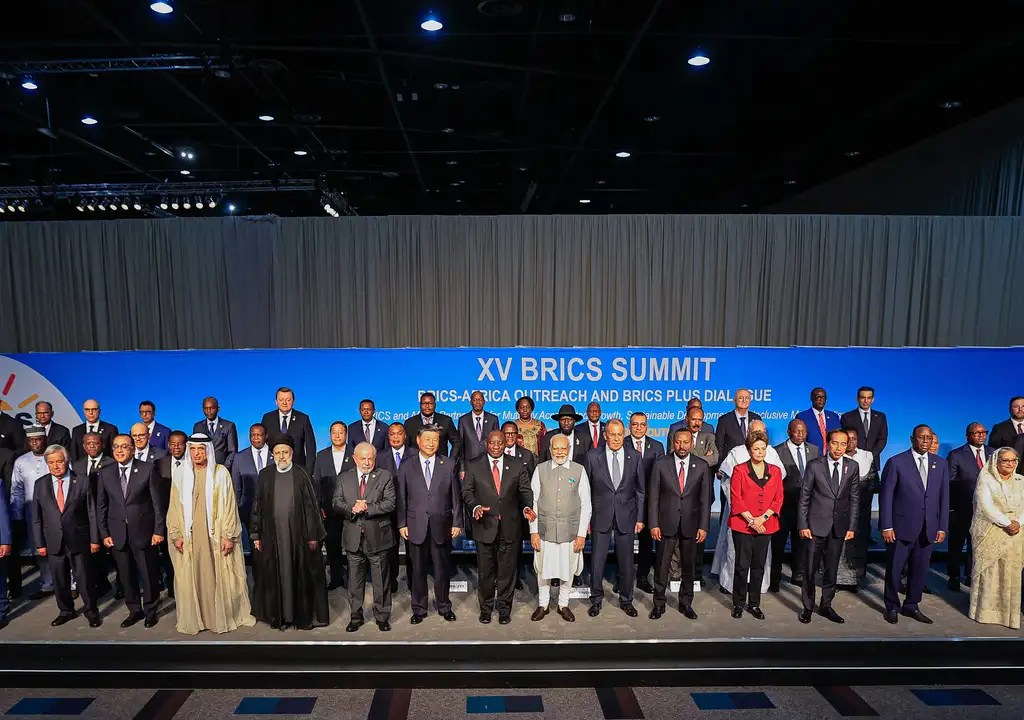 Presidente da República, Luiz Inácio Lula da Silva, e presidentes dos países amigos do BRICS, posam para foto oficial após a reunião do grupo, no Sandton Convention Centre, em Joanesburgo.