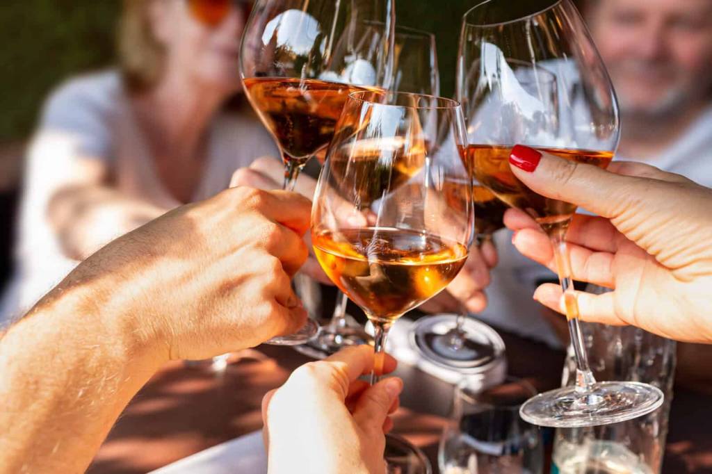 A curiosidade é laranja: tudo sobre o vinho milenar que seduz a juventude