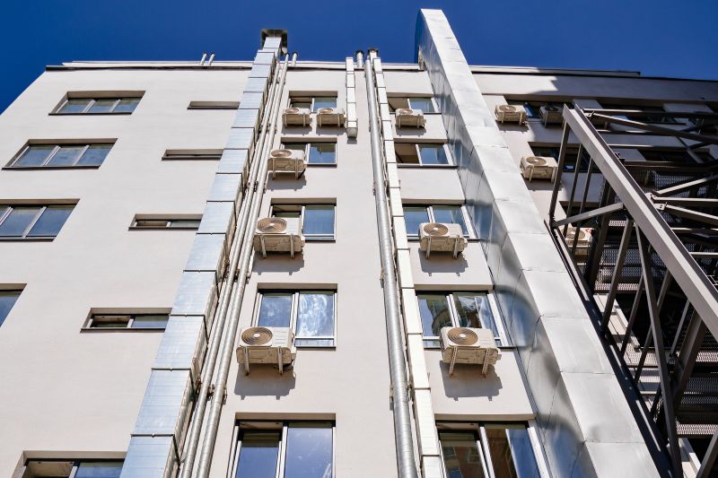 “Pinga-pinga” do ar-condicionado nas calçadas pode dar prejuízo a prédios