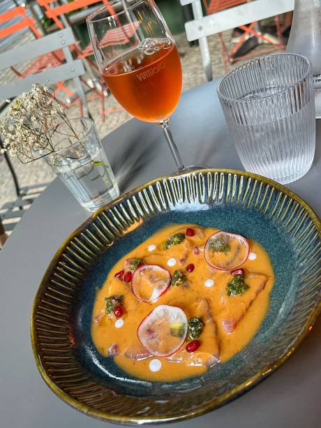 Tom sobre tom: laranja e crudo de peixe no Virtuoso