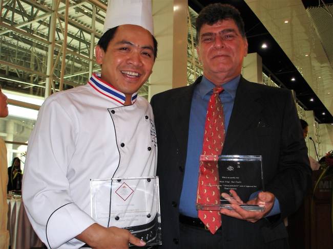 O chef Davi, do Nam Thai, recebendo o selo Thai Select em Bangkok, em 2006, de Djumpol, que foi seu professor no Blue Elephant