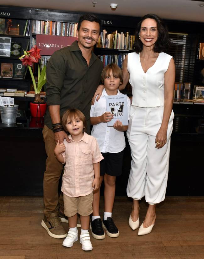 _DSC4672 O casal Gustavo Reiz e Manuela Duarte com os filhos Miguel e Thor - Livro PARTE DE MIM - FEV 2025 - CG - Copia