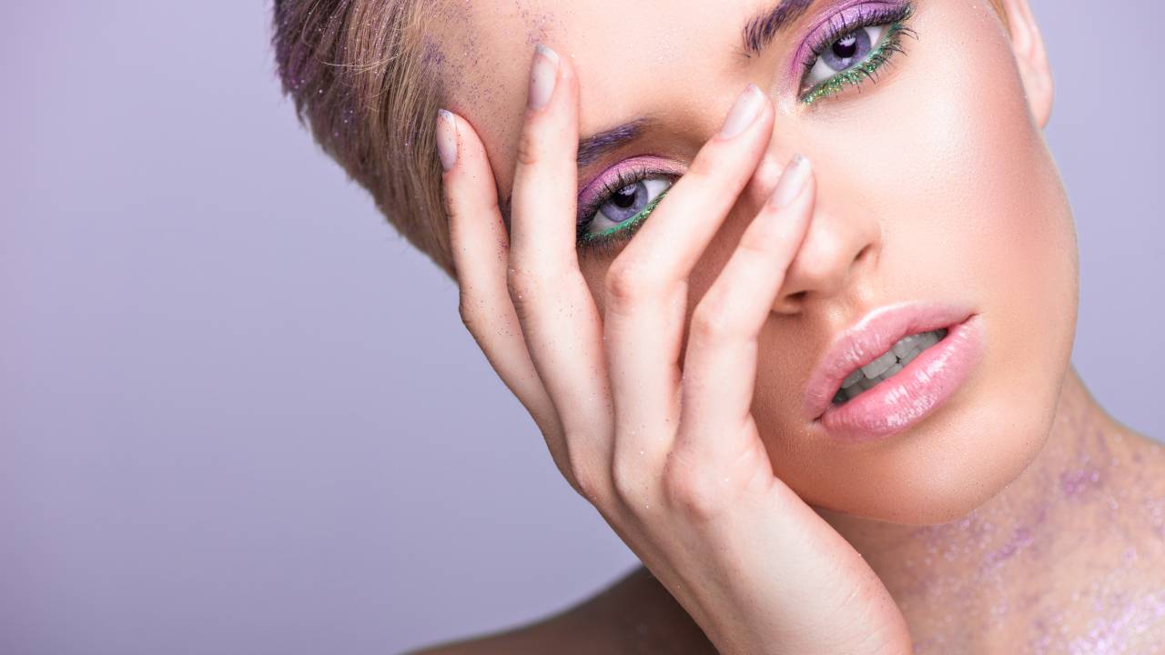 Vai caprichar no glitter? Tome alguns cuidados para não irritar a pele