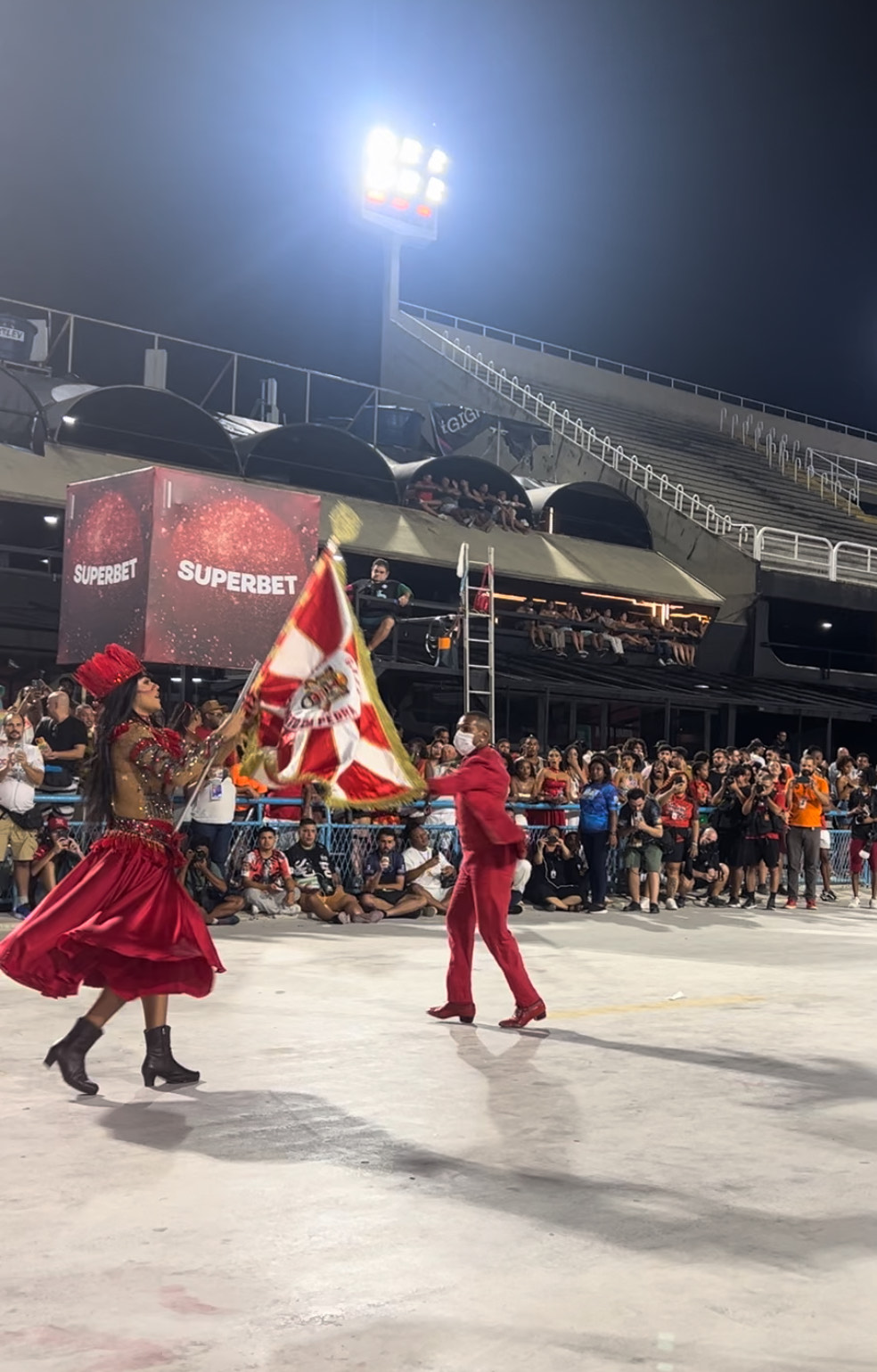 O protagonismo da Porta-Bandeira nas escolas de samba