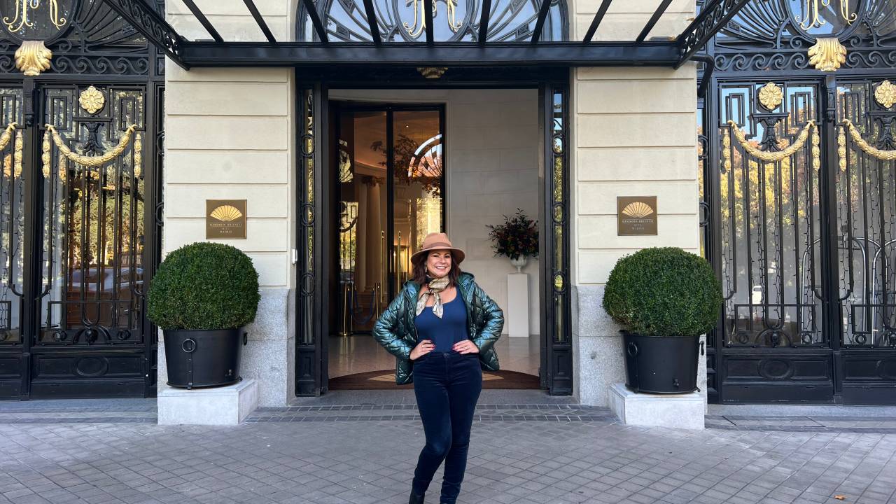 Renata Araújo na fachada do Mandarin Oriental Ritz Madrid