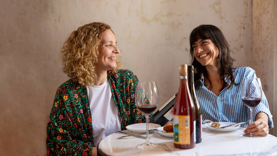 Esbanja charme a antiga casa com jardim de Botafogo e bela adega subterrânea do Libô (Rua Conde de Irajá, 90, Botafogo), da sommelier Maíra Freire e da chef Roberta Ciasca (à esq.). Pratinhos caprichados escoltam cerca de trinta rótulos de produção orgânica, como o rosé argentino Mikron das uvas malbec e aglianico (R$ 34,00, a taça).