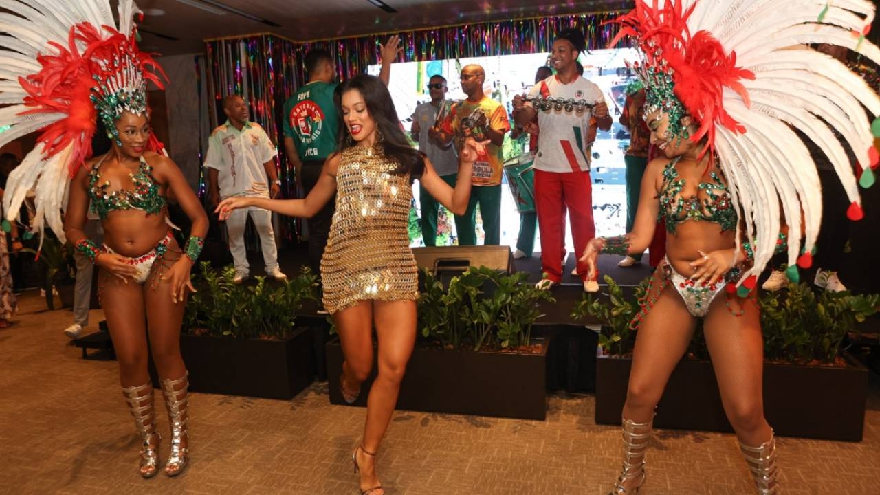 Alane Dias é a musa do baile do Faimront Rio