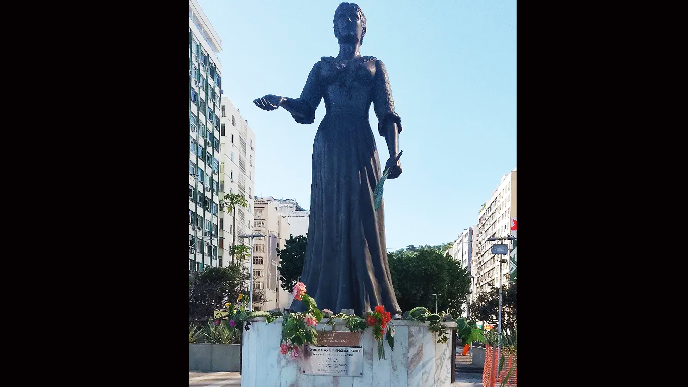 Cena carioca: estátua da Princesa Isabel, no Leme, rodeada por flores