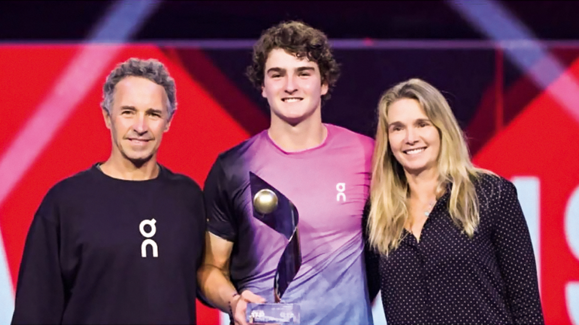 Com os pais, Christiano e Roberta, no Next Gen ATP Finals: seguindo os caminhos de Alcaraz, que venceu o torneio em 2021