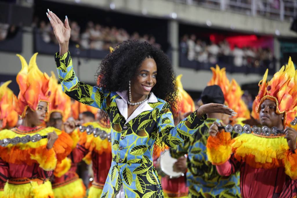 Paraíso do Tuiuti tem discurso inflamado e percussão de leques na arquibancada