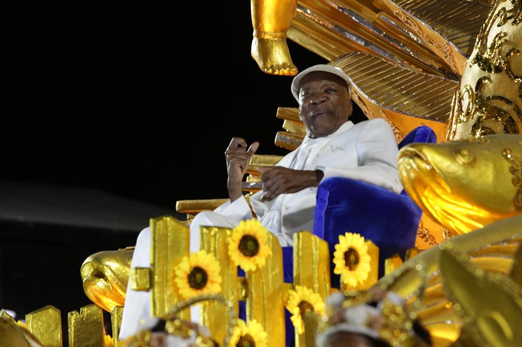 Milton Nascimento emociona a Sapucaí e Portela honra a sua tradição