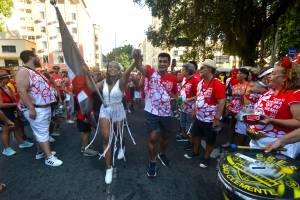 Alinne Prado e Aziz Filho, porta-banderia e mestre-sala do Imprensa Que Eu Gamo, no último desfile do bloco.