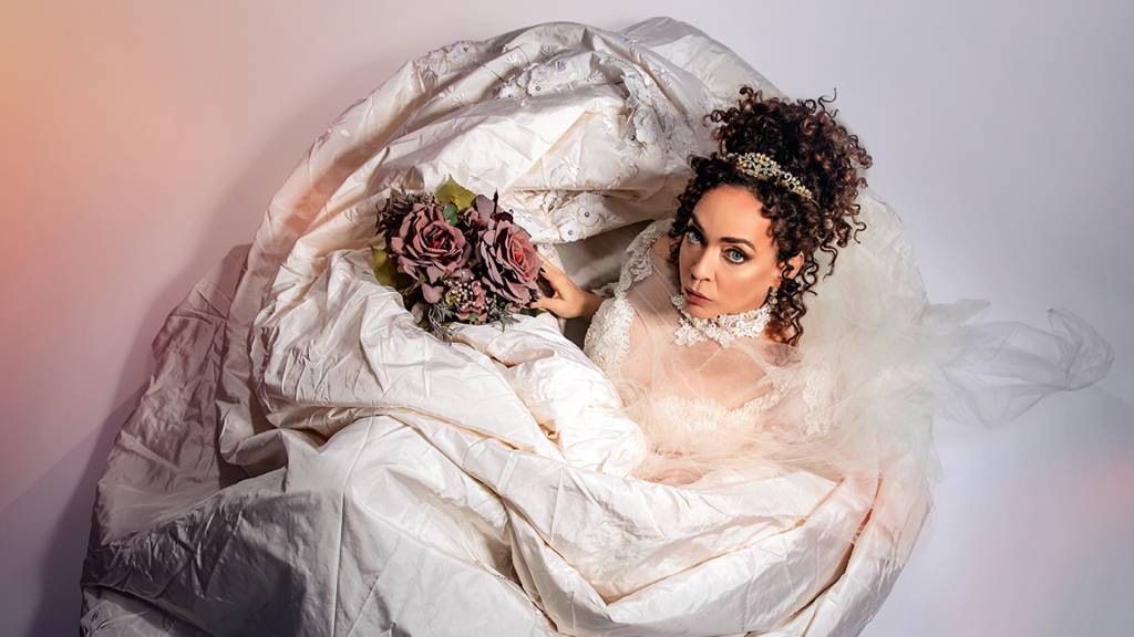 Laila Garin quer apagar memórias ruins em nova comédia musical