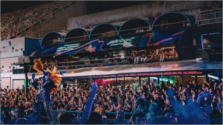 Mulher presa ao morder pessoas em camarote sofreu truculência, diz defesa