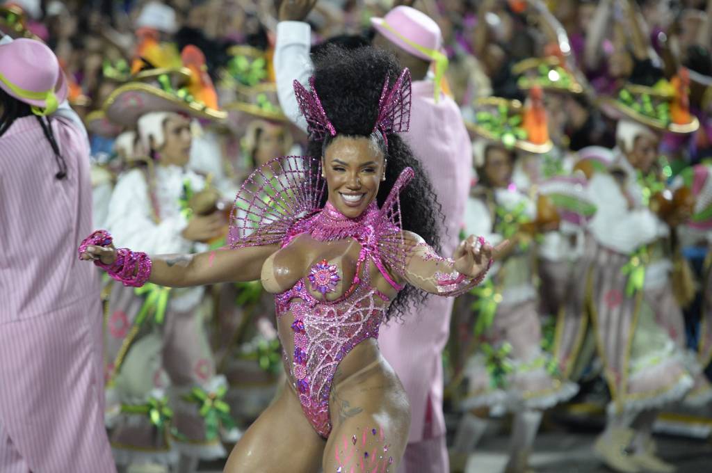 Desfile vibrante: bateria da Mangueira empolga com paradinhas, funk e jongo