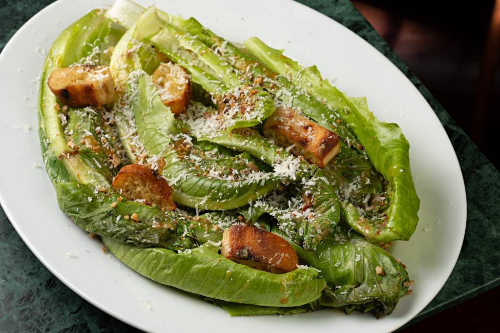 FERRO E FARINHA – CAESAR A LENHA – FOTO RODRIGO AZEVEDO (1) Ferro e Farinha: salada caesar na brasa está no menu da nova unidade